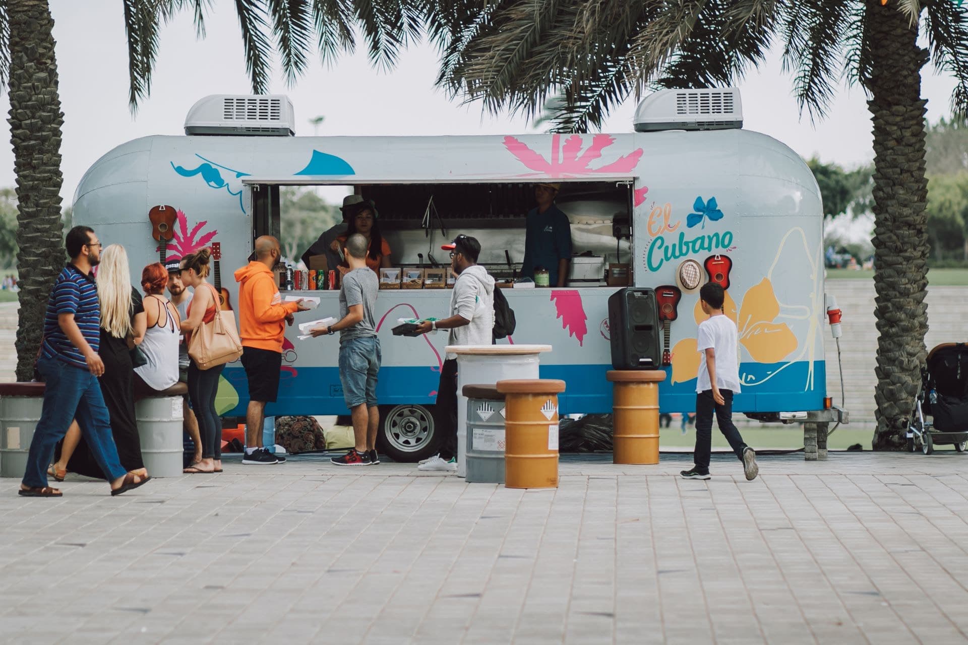 Food-truck coloré en plein service, avec des clients qui commandent